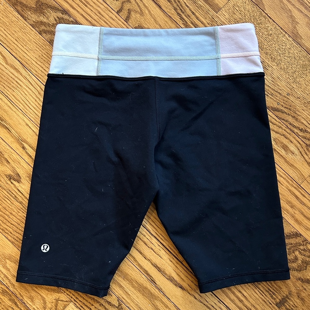 Lululemon Reverse Groove Short - Picture 3 of 4